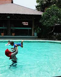 Jam operasionalnya mulai pukul 07.00 sampai pukul 18.00 wib. Harga Tiket Masuk Kolam Renang Semanan Cengkareng Jakarta Barat