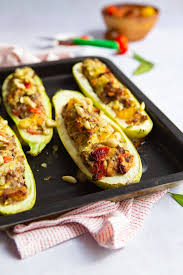 Découpez les courgettes en 2 dans le sens de la longueur. Courgettes Farcies A La Tomate Cerise