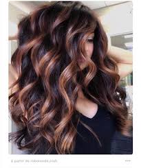 Alors, pour une base brune, mieux serait de choisir un balayage caramel, miel ou cuivre. Tendances Cheveux La Couleur Chocolat Et Caramel Est Aussi Delicieuse Qu Elle En A L Air Vonjour