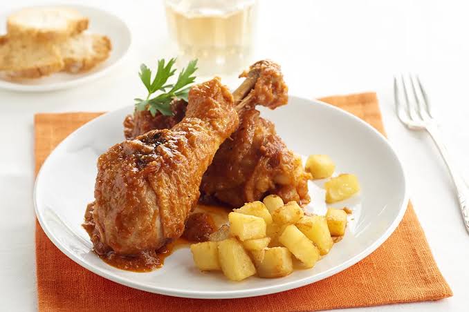 Pollo con patatas fritas. Receta clásica y sencilla