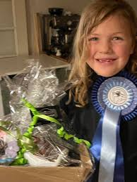 I går var 2 piger fra rideskolen med til nytårskeppni i Sól, Fie red sin  egen hest Ida og Anna startede Jon for første gang. Fie fik en flot 4 plads  og