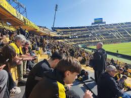 ¡Agotadas! Hinchas de Peñarol copan tribunas para el choque con Racing - Imagen principal del artículo