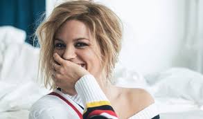 Bata éva jelenleg az ország egyik legfoglalkoztatottabb színésznője, aki szinte minden este más színház deszkáira lép fel, és az rtl klubon futó a mi kis falunk tecájaként ismerik a nézők. Bata Eva Marie Claire