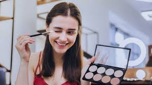 Smokey eyes sind total angesagt. Schminken Lernen Step By Step Anleitung Fur Anfanger Brigitte De