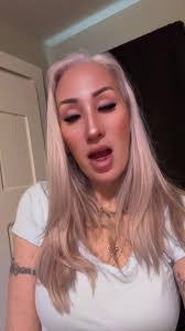 Lindsay Whitlock's Instagram, Twitter & Facebook