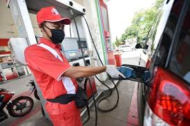 Harga bahan bakar minyak (bbm) di indonesia ditetapkan oleh pemerintah, yang mensubsidi dan mengatur penjualan bahan bakar bensin, solar (diesel), dan minyak tanah secara eceran melalui pertamina. Harga Bbm Tetap Saat Harga Minyak Dunia Melejit Pertamina Bisa Rugi