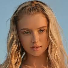 Briana Nicole's Instagram, Twitter & Facebook