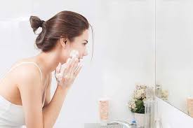 We asked top experts for the best makeup and hair tips that they use on the sly to help you look gorgeous. Simple Beauty Tips For Girls Beautiful Skin And Gorgeous Hair Femina In