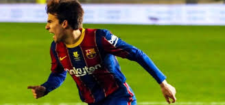 Ricard riqui puig martí is a spanish professional footballer who plays for barcelona as a central midfielder. Riqui Puig No Estaba En El Papelito De Koeman Pero Faltaba Uno Y He Sido El Primero En Decir Que Queria Chutar El Penalti Somos Invictos