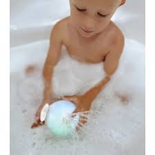 Wieloryb z fontanną i lampką LED