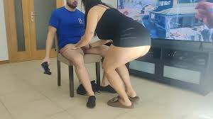 milf con gran culo me folló en una silla cuando descubrí que me estaba  masturbando - XNXX.COM