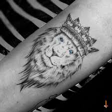 Black And White Lion Tattoo With Blue Eyes Nº102 Crowned Lion Tattoo Lion Crown Lionking King Blueeyes Blue Blueink Bylazlodasilva Animal Tattoo Tattoos Blue Ink