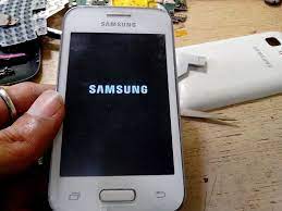 Ataupun, bila perangkat milikmu dibekali baterai yang tidak dapat dicopot, cukup matikan hp. Cara Mudah Memperbaiki Beragam Masalah Hp Samsung Tanpa Harus Ke Tempat Service Futureloka