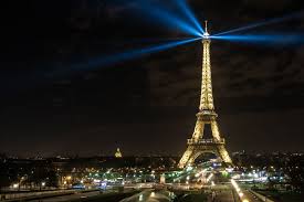 تقع مدينة باريس في الجزء الشمالي من فرنسا على بعد 375 كيلو متر من نهر السين، ويبلغ عدد سكانها نحو 2.5 مليون نسمة، وتبلغ مساحتها نحو 105 كيلو متر مربع، وتقسم المدينة إلى عشرين منطقة إدارية، وهي ليست مجرد مدينة عادية. The World Just Agreed To A Major Climate Deal In Paris Now Comes The Hard Part Vox