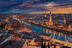 Verona Di Notte Immagini - Sfoglia 3,524 foto, vettoriali e video Stock |  Adobe Stock