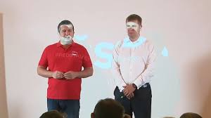 Share a gif and browse these related gif tags. Cssd Zahajila Kampan Sazi Na Cerveny Svetr Hamacek Ukazal Billboard A Ztuhl Mu Usmev Novinky Cz