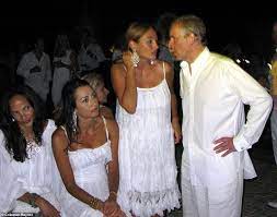 Prinz andrew ist wohl derzeit das größte sorgenkind der queen. Videos Show Prince Andrew With Women In French Riviera Clubs Daily Mail Online