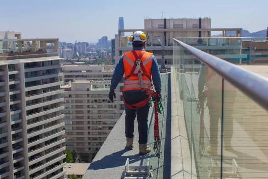 Chile registra 213 muertes laborales en 2025: caídas en altura siguen bajo la lupa como uno de los riesgos más críticos Pese a los avances en materia de seguridad laboral, las cifras