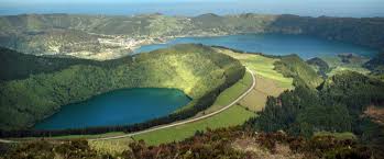 Começa a tua viagem com uma caminhada até à lagoa do canário… e sobe os pequenos degraus de madeira que te levam até ao miradouro da grota do inferno. Acores Nove Ilhas Um Destino Bestguide Portugal