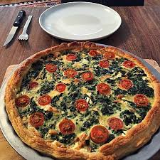 Quiche Mit Spinat Feta Tomaten Und Pinienkernen Von Shelly We Chefkoch Quiche Rezept Vegetarisch Spinat Quiche Rezept Rezepte