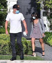 Er wurde mit den filmen good will hunting und der soldat james ryan bekannt. Matt Damon Und Familie Tragen Masken Wie Sie Einen Besuch Abstatten Um Schauspieler Bff Ben Affleck Bei Seiner La Home Aktuelle Boulevard Nachrichten Und Fotogalerien Zu Stars Sternchen