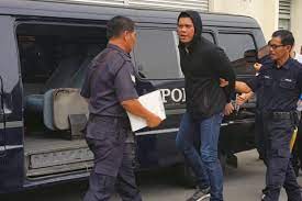 Suspek utama perancang pembunuhan bill kayong, dato' stephen lee chee kiang diiringi sepasukan polis telah tiba di lapangan terbang miri pada pukul 10:45 pagi tadi. Man Sentenced To Death For Murder Of Activist And Politician Bill Kayong The Star