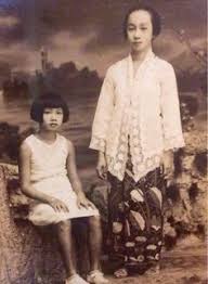 Bahasa masyarakat ini unik kerana walaupun asal usul mereka adalah daripada suku kaum cina tetapi mereka tidak bertutur dalam bahasa cina. 48 Peranakan Batik Ideas Batik Dutch East Indies East Indies