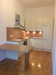 Bei entsprechendem design kann sie auch als bar, theke oder tisch dienen. Diese Einfach Gehaltene Kuche In Matt Lackierter Oberflache In Magnolie Und Ulme Arbeitsplatte Tisch Sowie Ruckwand Kuche Magnolie Kuche Tisch Kuche