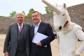 In addition to hanau's lord mayor claus kaminsky (spd), hesse's prime minister volker bouffier (cdu) will also take part, government spokesman michael bußer said of the german press agency on request. Ministerprasident Streichelt Das Einhorn Und Die Bruder Grimm Festspiele Hanau Osthessen News
