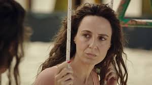 Ecco la scena alla Playa dove ritroviamo il fantasma di Veronica Colombo