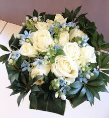 ブルースターと白バラのブーケクラッチブーケ ガーランドフェア 横浜 ハワイでオリジナルウェディング 結婚式 パーティプロデュース