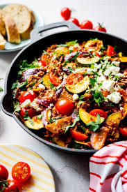 Schnelle Familienkuche Hackpfanne Mit Zucchini Tomaten Und Feta Super Mit Reis Kartoffeln Nudeln Oder Baguette Gourmetguerilla S Foxy Food In 2020 Vegetarisch Kochen Leckere Salate Zucchini Mit Hack