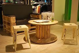 Holz Kabeltrommel Tisch Als Ladeneinrichtung Mit Couch Aus Paletten Recycling Mobel Mobel Aus Paletten Paletten Tisch