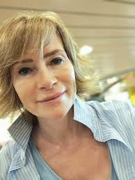 Feeling inauthentic can feel like .... Always feeing you are different or  the odd one out, that everyone is doing this "life" thing better than you.  Feeling you are wearing a "mask"