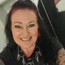 Kash Doll uses $20 Bill to wipe her nose during courtside date with  boyfriend Za'Darius Smith 🤧