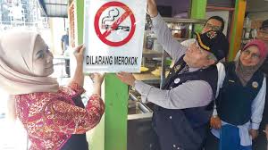 Sebanyak 1,900 premis diberi amaran kerana kesalahan dalam mempamerkan tanda larangan merokok di negeri ini. Pabila Penaku Menari Separuh Premis Di Terengganu Gagal Pamer Notis Larangan Merokok