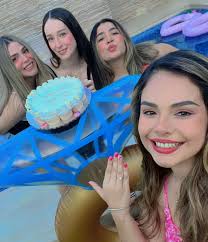 Aún no supero la sorpresa🥹💖 Gracias, amigas, por organizar esto y por  involucrar a Jaime para llevar mi atuendo blanco y el velo, y por ese  pastel hermoso de Bride to Be