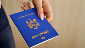 Pasapoartele simple electronice eliberate adultilor vor avea valabilitate de 10 ani, incepand de vineri, cand intra in vigoare modificarile aduse legii 248/2005 privind regimul liberei circulatii a cetatenilor romani in strainatate. De AstÄzi PaÈapoartele Biometrice Se ElibereazÄ Cu Termen De Valabilitate De 10 Ani Cat CostÄ Serviciul Diez