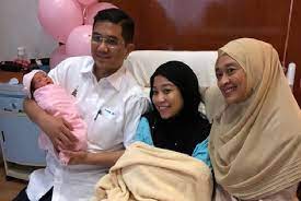 Jeho deťmi sú farah shazliyana (nar. Azmin Muat Naik Gambar Cucu Selangorkini