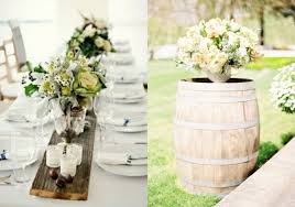 Tischdeko Mit Blumen In Vintage Vase Weisse Rosen Rustikale Hochzeitstische Hochzeitsdeko Rustikale Hochzeits Deko