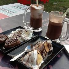 Minuman segar yang satu ini dibuat dari kelapa yang mengalami kelainan genetik, sehingga daging buahnya lunak dan tidak menempel pada batok kelapa. One 4 Chocolate Jl Gabus Lamprit