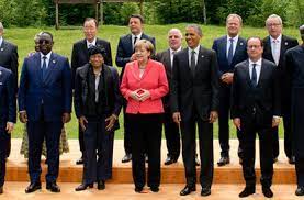 G7 gipfel in elmau es kommen fünf polizisten auf einen demonstranten. Topthema G7 Gipfel Elmau