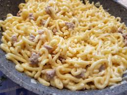 Aggiungere la salsiccia spellata e sminuzzata, salare e pepare il giusto e, mescolando spesso, lasciare insaporire una quindicina di minuti. Gramigna Panna E Salsiccia In Casa Di Ale