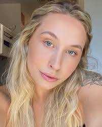 Julia Loftus's Instagram, Twitter & Facebook