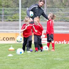 Für gewöhnlich geht ein kind seine ersten freihändigen schritte, wenn es etwa dreizehn monate alt ist. Kinder Fussball Ab Wieviel Jahren Zum Bambini Training