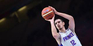 Çık hızlı dripling yapıp, topu elinden çok çabuk çıkaran bi guard. Basket Nando De Colo Premier Francais Sacre Meilleur Joueur De La Saison En Euroligue