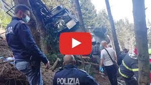 Funivia a doppia fune portante con stazione intermedia e quattro vetture in contromarcia sincrona: Cronaca Diretta Video Tragedia In Piemonte Precipita Funivia E Si Schianta Ci Sono 14 Morti Anche Bambini Ilmeteo It