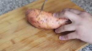 Le patate dolci al forno sono un contorno facile e leggero da preparare. Come Cuocere Le Patate Dolci Nel Microonde 11 Passaggi