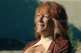 In “The Last Showgirl,” Jamie Lee Curtis Dazzles - The New York Times