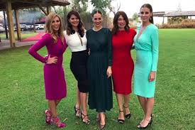 Como Vestir Para Un Bautizo De Invierno Ideas De Look Para Madres E Invitadas Perfectas Vestidos Para Bautizo Invitada Look Bautizo Looks Bautizo
